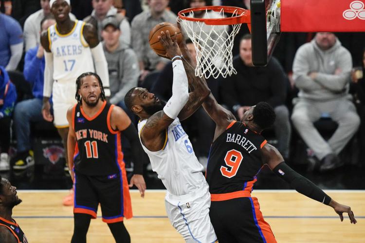Tunteellinen hetki LeBron James halaa Derrick Rosea